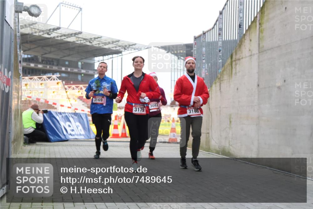 08.12.2024 - St. Pauli X-Mass-Run No. 14 H.Heesch http://msf.ph/oto/7489645 08.12.2024 10:04:10 Ziel 330, 624, 1678, 1912, 2093, 2094, 2098, 2663, 2759, 2848, 2955, 3062, 3063, 3070, 3072, 2219, 2948, 2955, 3071, 3082, 3169, 3179, 3180 meine-sportfotos.de