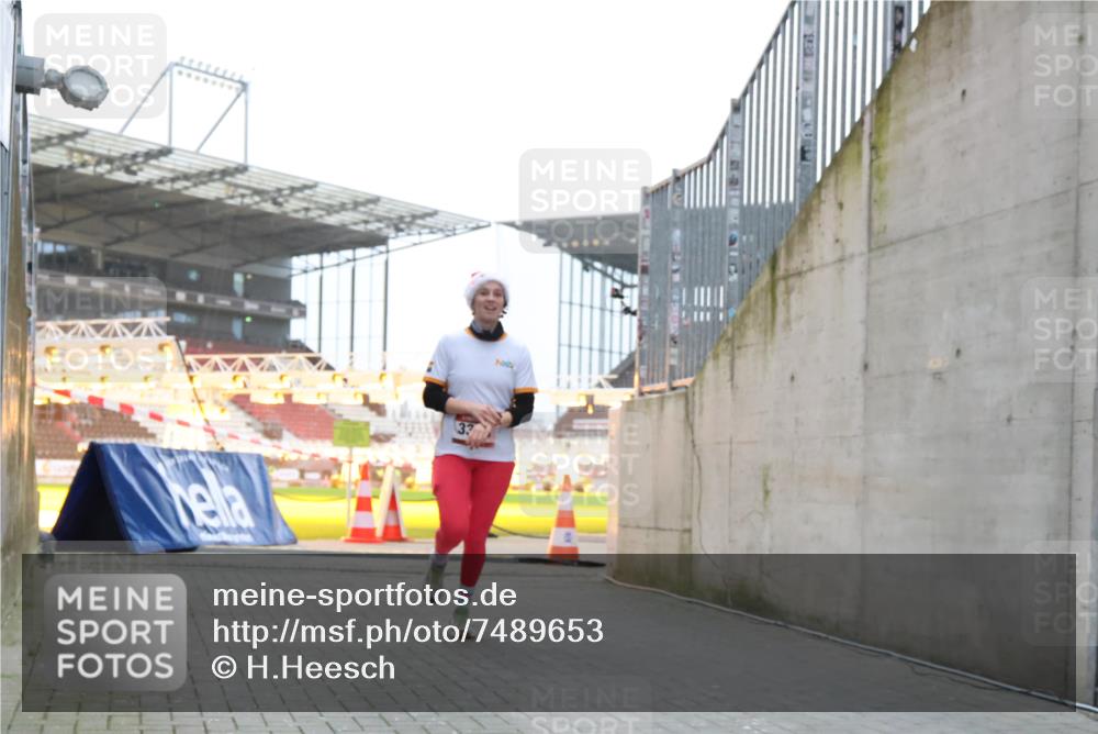 08.12.2024 - St. Pauli X-Mass-Run No. 14 H.Heesch http://msf.ph/oto/7489653 08.12.2024 09:55:47 Ziel 691, 3300 meine-sportfotos.de