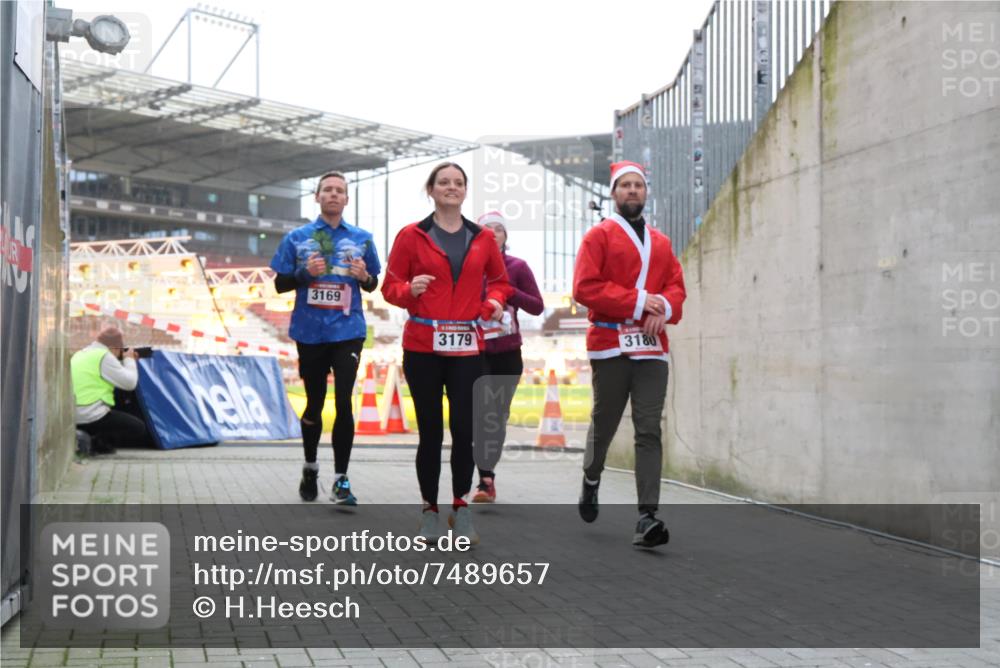 08.12.2024 - St. Pauli X-Mass-Run No. 14 H.Heesch http://msf.ph/oto/7489657 08.12.2024 10:04:10 Ziel 330, 624, 1678, 1912, 2093, 2094, 2098, 2663, 2759, 2848, 2955, 3062, 3063, 3070, 3072, 2219, 2948, 2955, 3071, 3082, 3169, 3179, 3180 meine-sportfotos.de