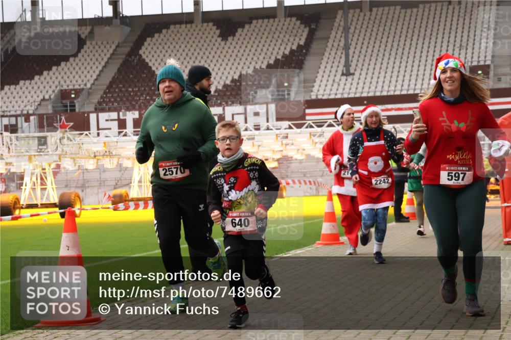 08.12.2024 - St. Pauli X-Mass-Run No. 14 Yannick Fuchs http://msf.ph/oto/7489662 08.12.2024 10:39:58 Ziel 401, 590, 597, 640, 1270, 2114, 2116, 2242, 2570, 2959 meine-sportfotos.de