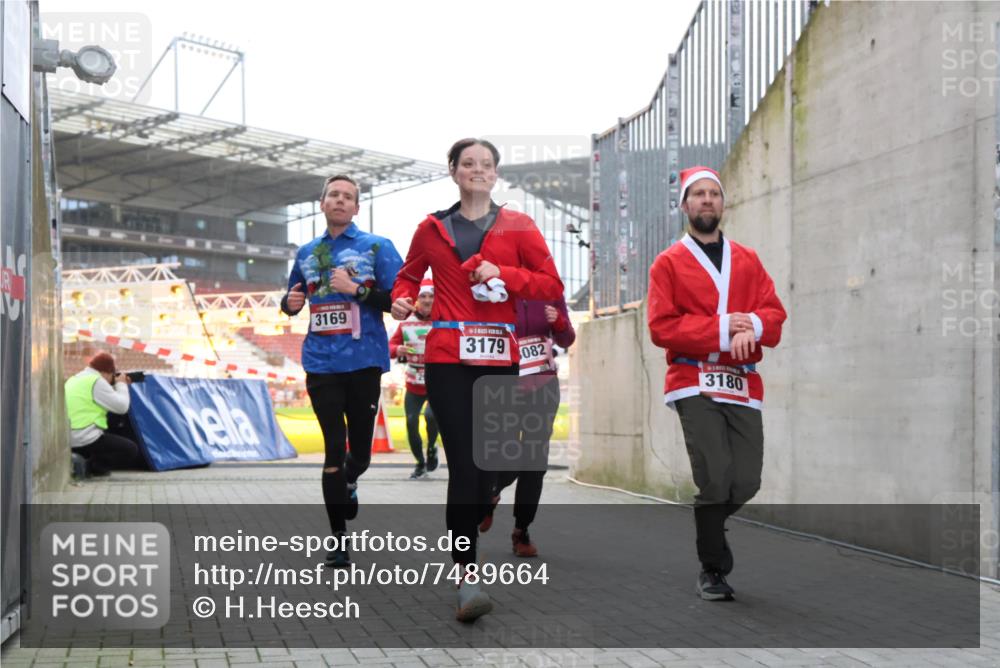 08.12.2024 - St. Pauli X-Mass-Run No. 14 H.Heesch http://msf.ph/oto/7489664 08.12.2024 10:04:10 Ziel 330, 624, 1678, 1912, 2093, 2094, 2098, 2663, 2759, 2848, 2955, 3062, 3063, 3070, 3072, 2219, 2948, 2955, 3071, 3082, 3169, 3179, 3180 meine-sportfotos.de