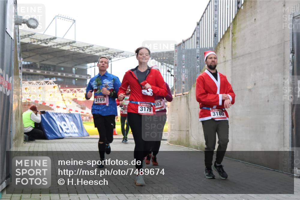 08.12.2024 - St. Pauli X-Mass-Run No. 14 H.Heesch http://msf.ph/oto/7489674 08.12.2024 10:04:11 Ziel 330, 624, 1678, 2093, 2094, 2098, 2663, 2759, 2848, 2955, 3062, 3063, 3070, 3082, 3179, 1565, 2219, 2819, 2948, 3071, 3082, 3169, 3179, 3180 meine-sportfotos.de