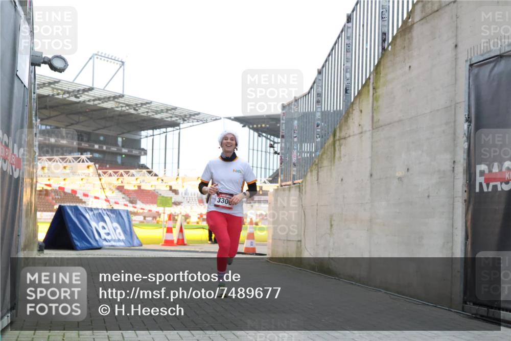 08.12.2024 - St. Pauli X-Mass-Run No. 14 H.Heesch http://msf.ph/oto/7489677 08.12.2024 09:55:47 Ziel 691, 3300 meine-sportfotos.de
