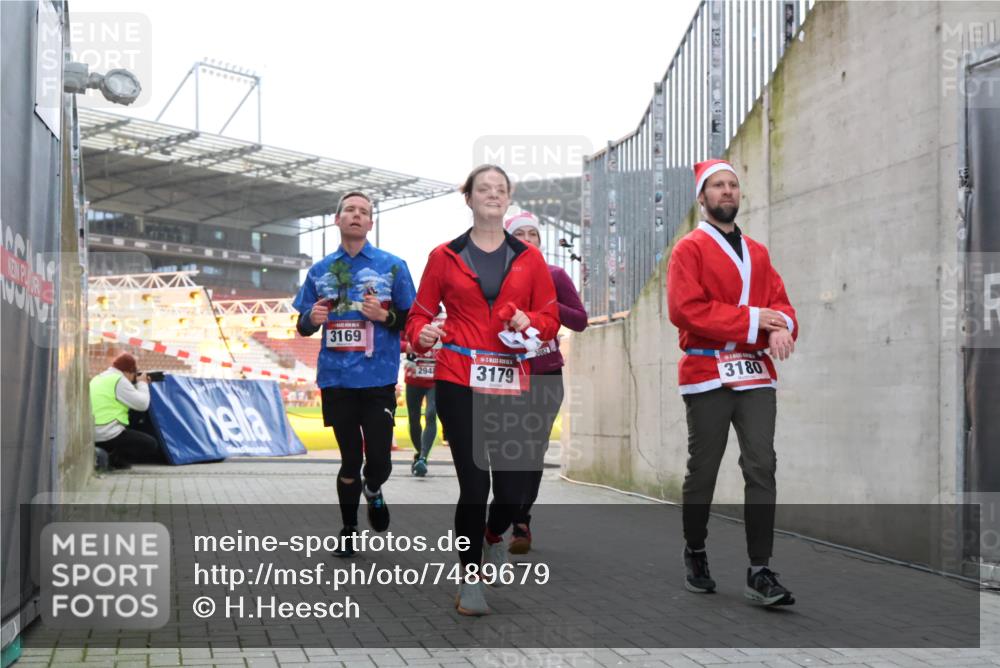 08.12.2024 - St. Pauli X-Mass-Run No. 14 H.Heesch http://msf.ph/oto/7489679 08.12.2024 10:04:11 Ziel 330, 624, 1678, 2093, 2094, 2098, 2663, 2759, 2848, 2955, 3062, 3063, 3070, 3082, 3179, 1565, 2219, 2819, 2948, 3071, 3082, 3169, 3179, 3180 meine-sportfotos.de