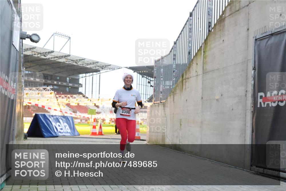 08.12.2024 - St. Pauli X-Mass-Run No. 14 H.Heesch http://msf.ph/oto/7489685 08.12.2024 09:55:48 Ziel 691, 3300, 3300 meine-sportfotos.de