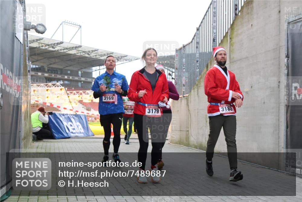 08.12.2024 - St. Pauli X-Mass-Run No. 14 H.Heesch http://msf.ph/oto/7489687 08.12.2024 10:04:11 Ziel 330, 624, 1678, 2093, 2094, 2098, 2663, 2759, 2848, 2955, 3062, 3063, 3070, 3082, 3179, 1565, 2219, 2819, 2948, 3071, 3082, 3169, 3179, 3180 meine-sportfotos.de