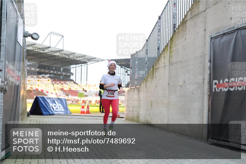 08.12.2024 - St. Pauli X-Mass-Run No. 14 H.Heesch http://msf.ph/oto/7489692 08.12.2024 09:55:48 Ziel 691, 3300, 3300 meine-sportfotos.de