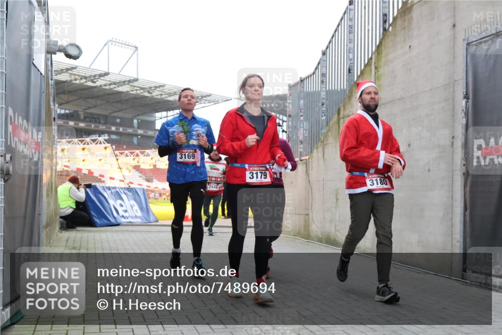 08.12.2024 - St. Pauli X-Mass-Run No. 14 H.Heesch http://msf.ph/oto/7489694 08.12.2024 10:04:11 Ziel 330, 624, 1678, 2093, 2094, 2098, 2663, 2759, 2848, 2955, 3062, 3063, 3070, 3082, 3179, 1565, 2219, 2819, 2948, 3071, 3082, 3169, 3179, 3180 meine-sportfotos.de