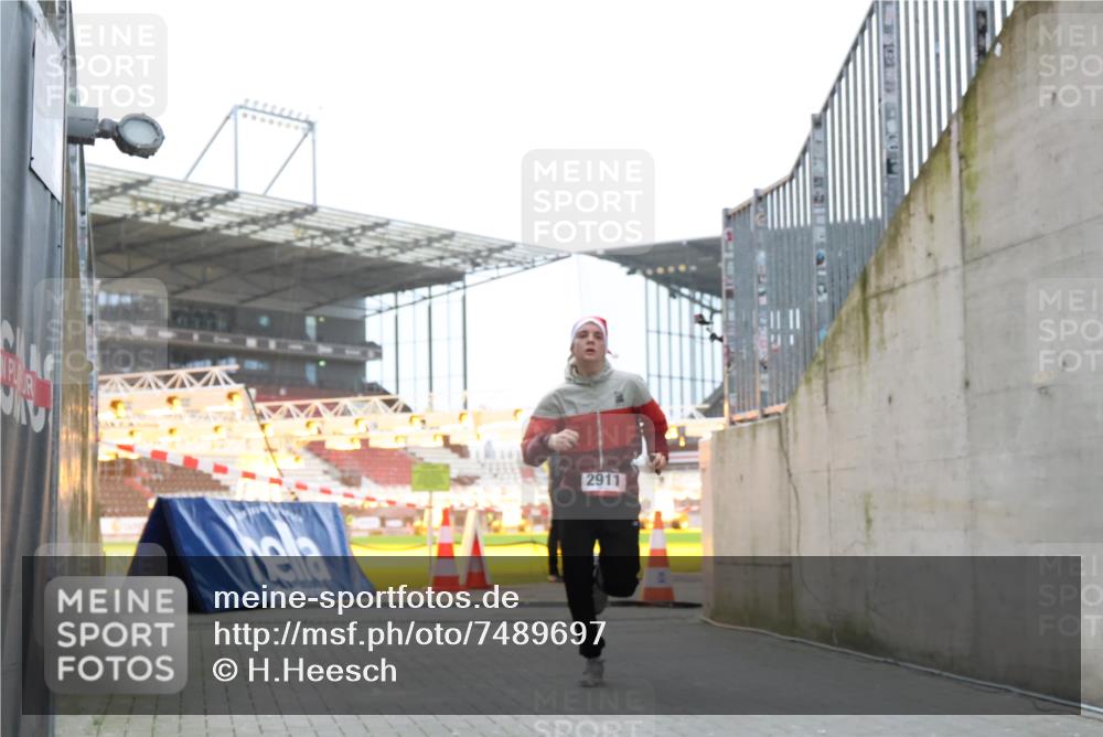 08.12.2024 - St. Pauli X-Mass-Run No. 14 H.Heesch http://msf.ph/oto/7489697 08.12.2024 09:56:03 Ziel 1946, 2911, 3094 meine-sportfotos.de