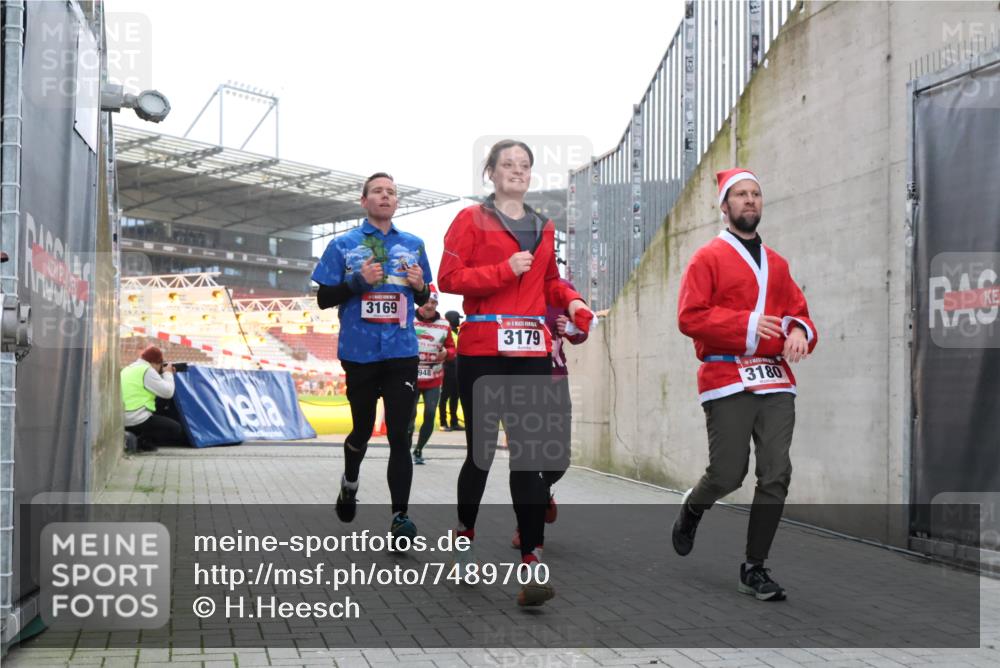 08.12.2024 - St. Pauli X-Mass-Run No. 14 H.Heesch http://msf.ph/oto/7489700 08.12.2024 10:04:11 Ziel 330, 624, 1678, 2093, 2094, 2098, 2663, 2759, 2848, 2955, 3062, 3063, 3070, 3082, 3179, 1565, 2219, 2819, 2948, 3071, 3082, 3169, 3179, 3180 meine-sportfotos.de