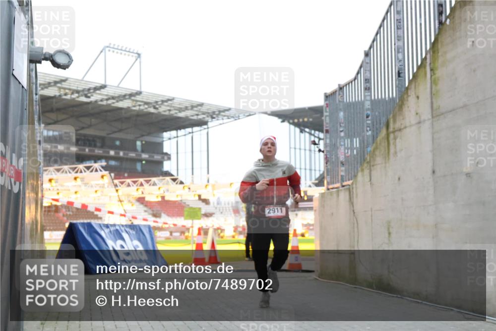 08.12.2024 - St. Pauli X-Mass-Run No. 14 H.Heesch http://msf.ph/oto/7489702 08.12.2024 09:56:03 Ziel 1946, 2911, 3094 meine-sportfotos.de