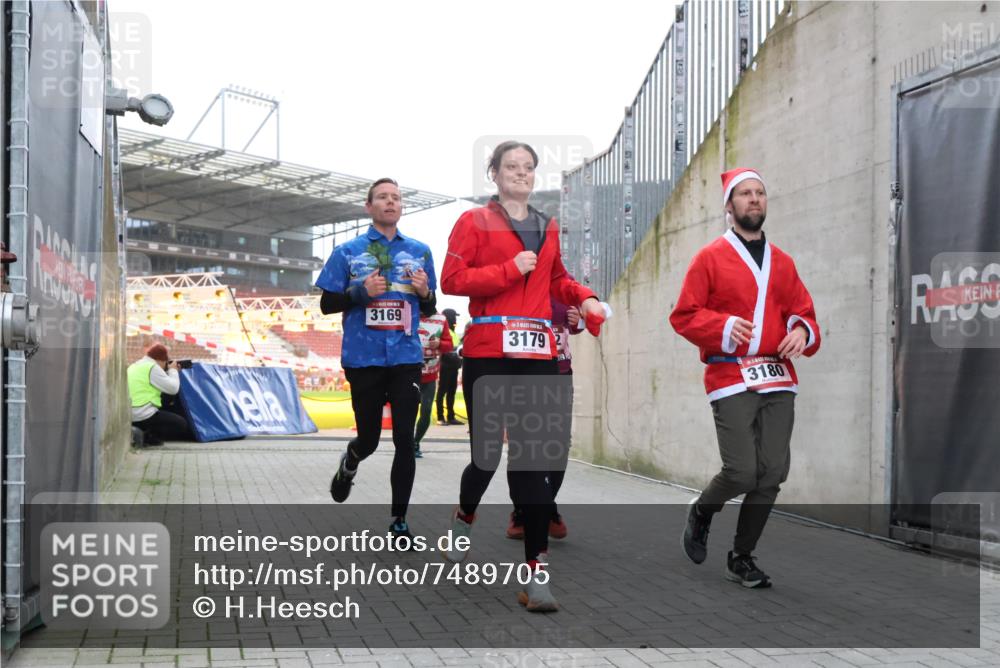 08.12.2024 - St. Pauli X-Mass-Run No. 14 H.Heesch http://msf.ph/oto/7489705 08.12.2024 10:04:11 Ziel 330, 624, 1678, 2093, 2094, 2098, 2663, 2759, 2848, 2955, 3062, 3063, 3070, 3082, 3179, 1565, 2219, 2819, 2948, 3071, 3082, 3169, 3179, 3180 meine-sportfotos.de