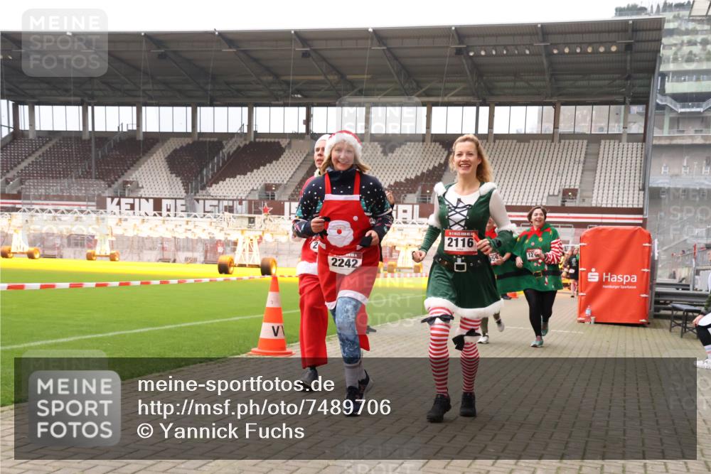 08.12.2024 - St. Pauli X-Mass-Run No. 14 Yannick Fuchs http://msf.ph/oto/7489706 08.12.2024 10:40:01 Ziel 105, 200, 401, 493, 590, 597, 640, 1270, 2114, 2116, 2242, 2570, 2959 meine-sportfotos.de