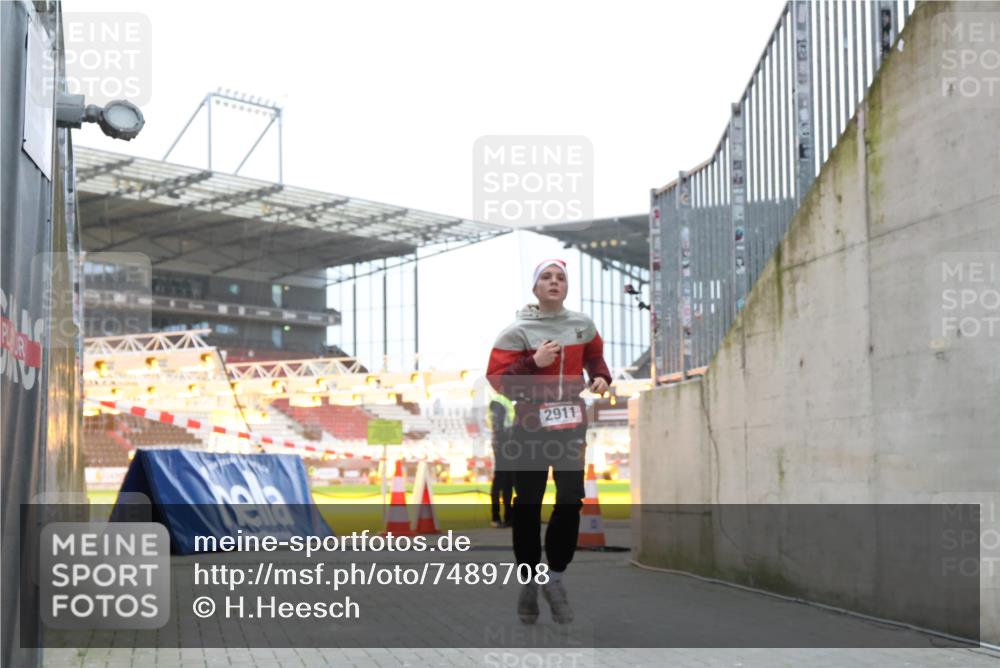 08.12.2024 - St. Pauli X-Mass-Run No. 14 H.Heesch http://msf.ph/oto/7489708 08.12.2024 09:56:03 Ziel 1946, 2911, 3094 meine-sportfotos.de