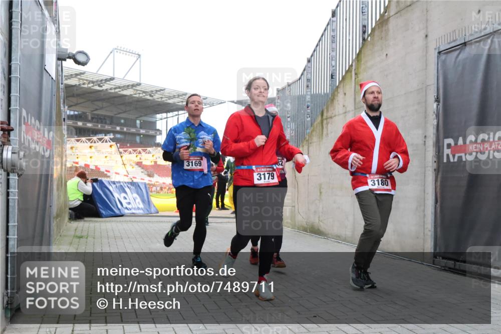 08.12.2024 - St. Pauli X-Mass-Run No. 14 H.Heesch http://msf.ph/oto/7489711 08.12.2024 10:04:11 Ziel 330, 624, 1678, 2093, 2094, 2098, 2663, 2759, 2848, 2955, 3062, 3063, 3070, 3082, 3179, 1565, 2219, 2819, 2948, 3071, 3082, 3169, 3179, 3180 meine-sportfotos.de