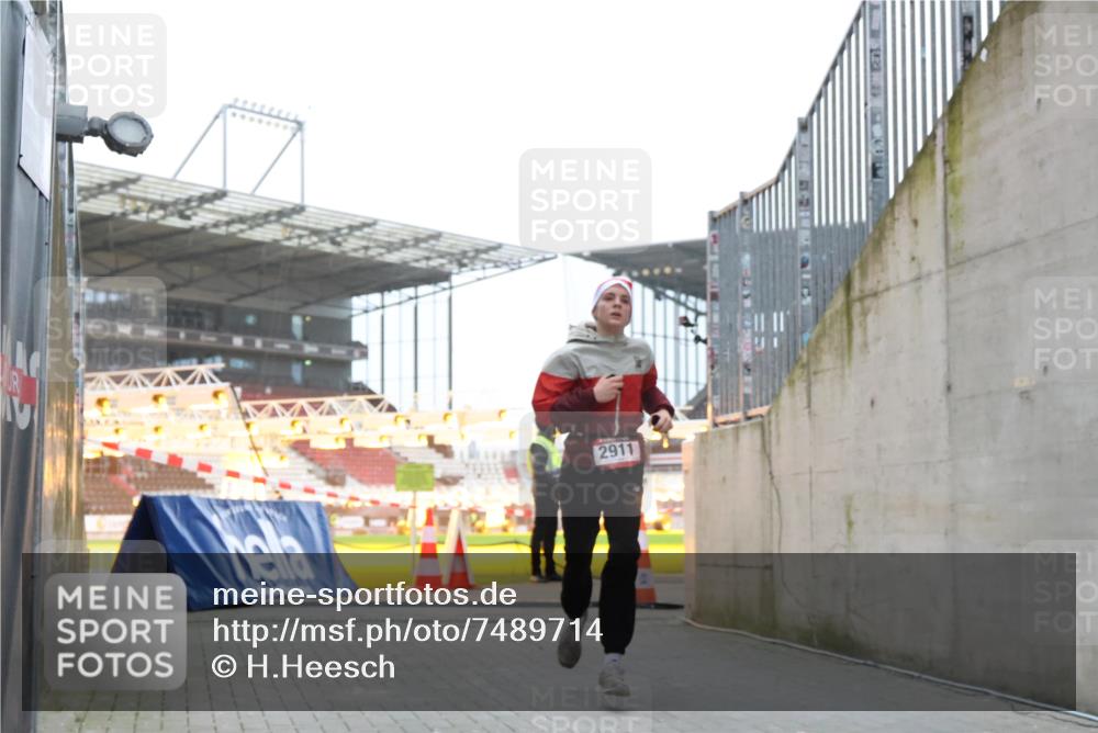 08.12.2024 - St. Pauli X-Mass-Run No. 14 H.Heesch http://msf.ph/oto/7489714 08.12.2024 09:56:03 Ziel 1946, 2911, 3094 meine-sportfotos.de