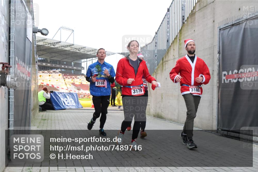 08.12.2024 - St. Pauli X-Mass-Run No. 14 H.Heesch http://msf.ph/oto/7489716 08.12.2024 10:04:11 Ziel 330, 624, 1678, 2093, 2094, 2098, 2663, 2759, 2848, 2955, 3062, 3063, 3070, 3082, 3179, 1565, 2219, 2819, 2948, 3071, 3082, 3169, 3179, 3180 meine-sportfotos.de