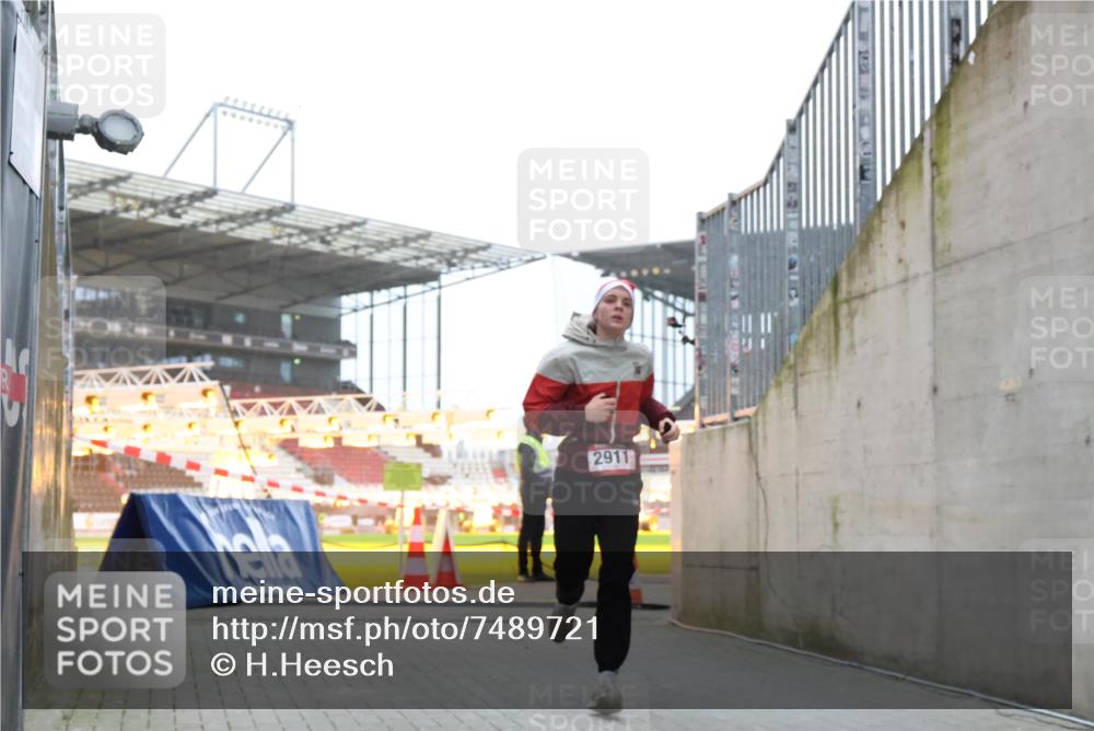 08.12.2024 - St. Pauli X-Mass-Run No. 14 H.Heesch http://msf.ph/oto/7489721 08.12.2024 09:56:03 Ziel 1946, 2911, 3094 meine-sportfotos.de