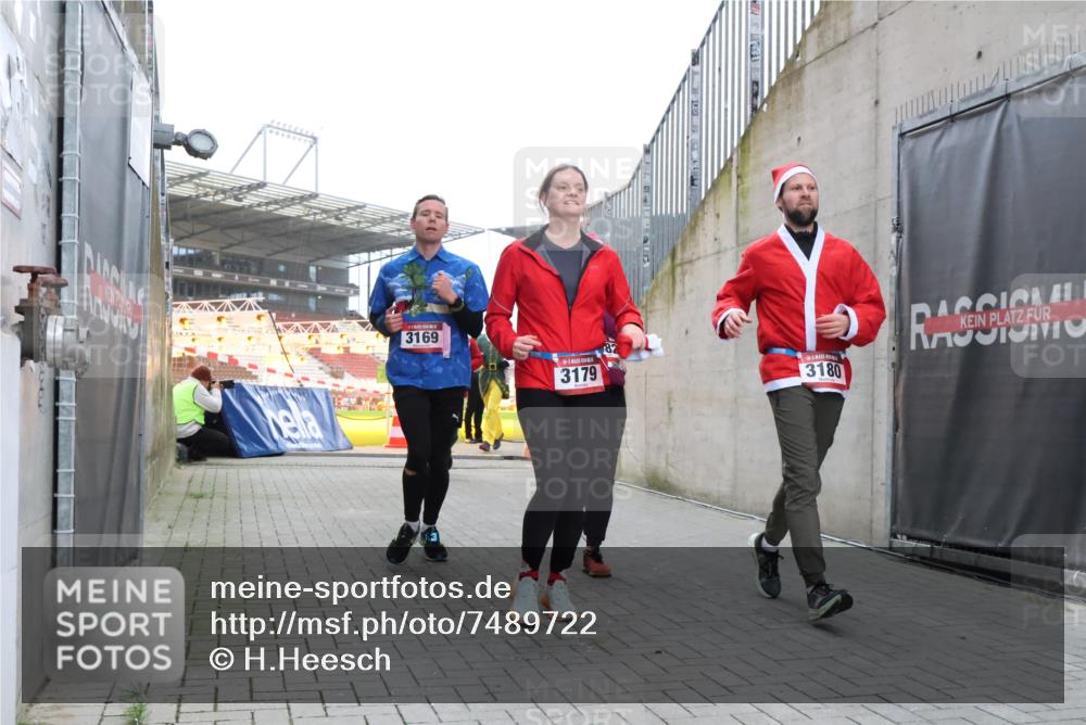 08.12.2024 - St. Pauli X-Mass-Run No. 14 H.Heesch http://msf.ph/oto/7489722 08.12.2024 10:04:11 Ziel 330, 624, 1678, 2093, 2094, 2098, 2663, 2759, 2848, 2955, 3062, 3063, 3070, 3082, 3179, 1565, 2219, 2819, 2948, 3071, 3082, 3169, 3179, 3180 meine-sportfotos.de