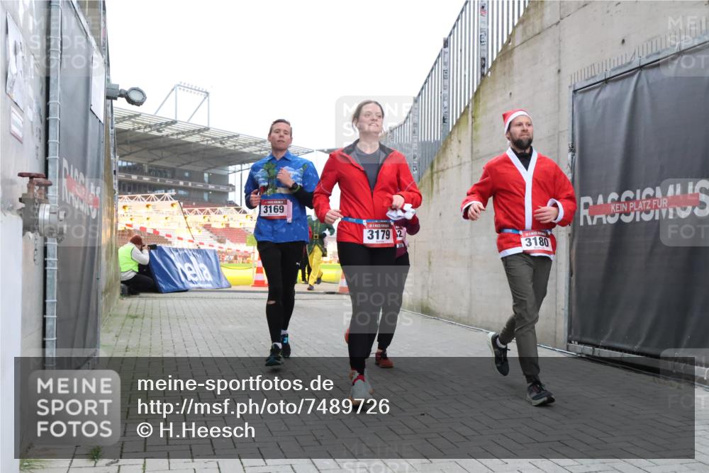 08.12.2024 - St. Pauli X-Mass-Run No. 14 H.Heesch http://msf.ph/oto/7489726 08.12.2024 10:04:11 Ziel 330, 624, 1678, 2093, 2094, 2098, 2663, 2759, 2848, 2955, 3062, 3063, 3070, 3082, 3179, 1565, 2219, 2819, 2948, 3071, 3082, 3169, 3179, 3180 meine-sportfotos.de