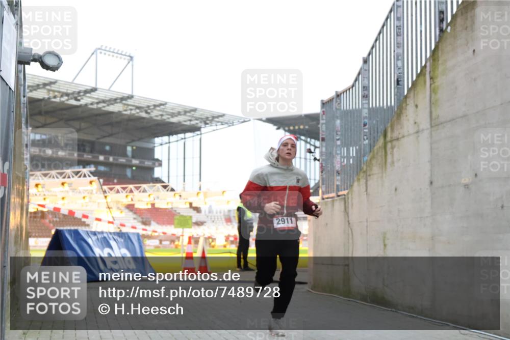 08.12.2024 - St. Pauli X-Mass-Run No. 14 H.Heesch http://msf.ph/oto/7489728 08.12.2024 09:56:03 Ziel 1946, 2911, 3094 meine-sportfotos.de