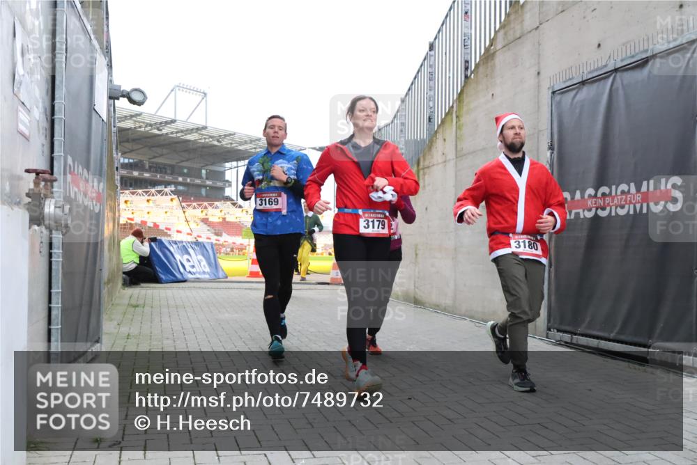 08.12.2024 - St. Pauli X-Mass-Run No. 14 H.Heesch http://msf.ph/oto/7489732 08.12.2024 10:04:11 Ziel 330, 624, 1678, 2093, 2094, 2098, 2663, 2759, 2848, 2955, 3062, 3063, 3070, 3082, 3179, 1565, 2219, 2819, 2948, 3071, 3082, 3169, 3179, 3180 meine-sportfotos.de