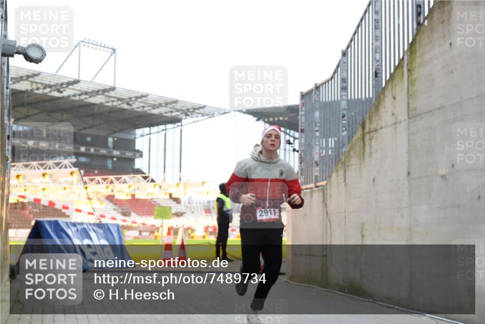 08.12.2024 - St. Pauli X-Mass-Run No. 14 H.Heesch http://msf.ph/oto/7489734 08.12.2024 09:56:03 Ziel 1946, 2911, 3094 meine-sportfotos.de