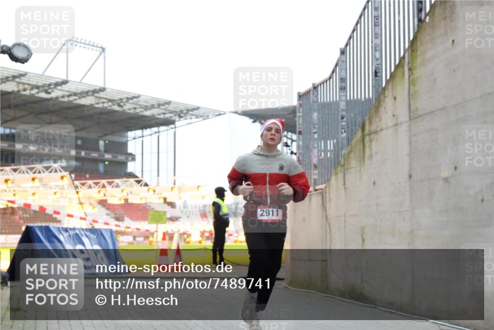08.12.2024 - St. Pauli X-Mass-Run No. 14 H.Heesch http://msf.ph/oto/7489741 08.12.2024 09:56:03 Ziel 1946, 2911, 3094 meine-sportfotos.de