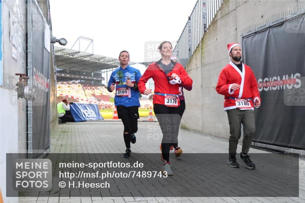 08.12.2024 - St. Pauli X-Mass-Run No. 14 H.Heesch http://msf.ph/oto/7489743 08.12.2024 10:04:11 Ziel 330, 624, 1678, 2093, 2094, 2098, 2663, 2759, 2848, 2955, 3062, 3063, 3070, 3082, 3179, 1565, 2219, 2819, 2948, 3071, 3082, 3169, 3179, 3180 meine-sportfotos.de
