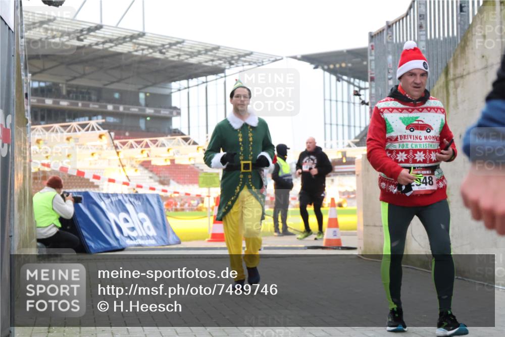 08.12.2024 - St. Pauli X-Mass-Run No. 14 H.Heesch http://msf.ph/oto/7489746 08.12.2024 10:04:14 Ziel 330, 624, 1678, 2094, 2663, 2759, 2848, 2955, 3062, 3063, 3082, 3169, 3179, 3180, 1565, 1788, 1870, 2219, 2819, 2933, 2948, 3071, 3169, 3180 meine-sportfotos.de
