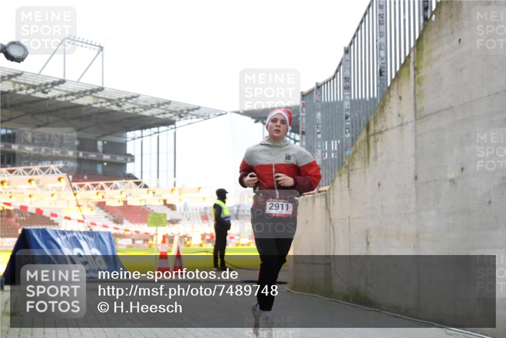 08.12.2024 - St. Pauli X-Mass-Run No. 14 H.Heesch http://msf.ph/oto/7489748 08.12.2024 09:56:03 Ziel 1946, 2911, 3094 meine-sportfotos.de
