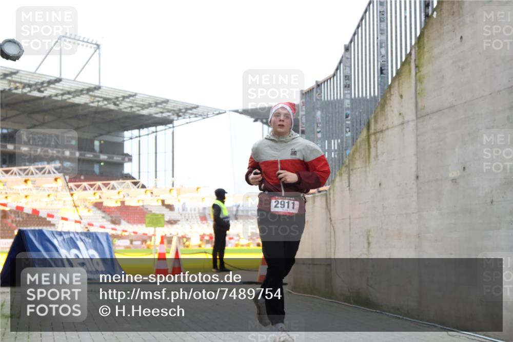 08.12.2024 - St. Pauli X-Mass-Run No. 14 H.Heesch http://msf.ph/oto/7489754 08.12.2024 09:56:03 Ziel 1946, 2911, 3094 meine-sportfotos.de