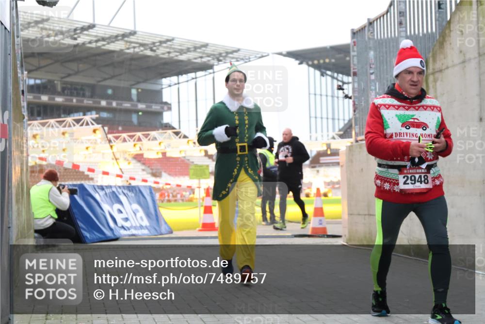 08.12.2024 - St. Pauli X-Mass-Run No. 14 H.Heesch http://msf.ph/oto/7489757 08.12.2024 10:04:14 Ziel 330, 624, 1678, 2094, 2663, 2759, 2848, 2955, 3062, 3063, 3082, 3169, 3179, 3180, 1565, 1788, 1870, 2219, 2819, 2933, 2948, 3071, 3169, 3180 meine-sportfotos.de