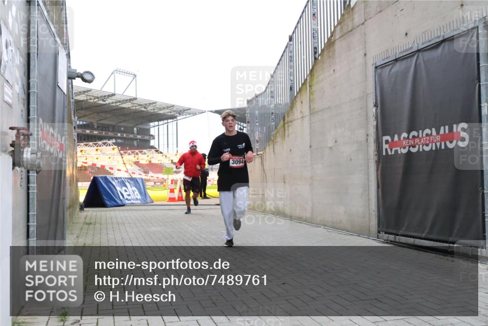 08.12.2024 - St. Pauli X-Mass-Run No. 14 H.Heesch http://msf.ph/oto/7489761 08.12.2024 09:56:07 Ziel 2911, 3094, 438, 1946, 3094 meine-sportfotos.de