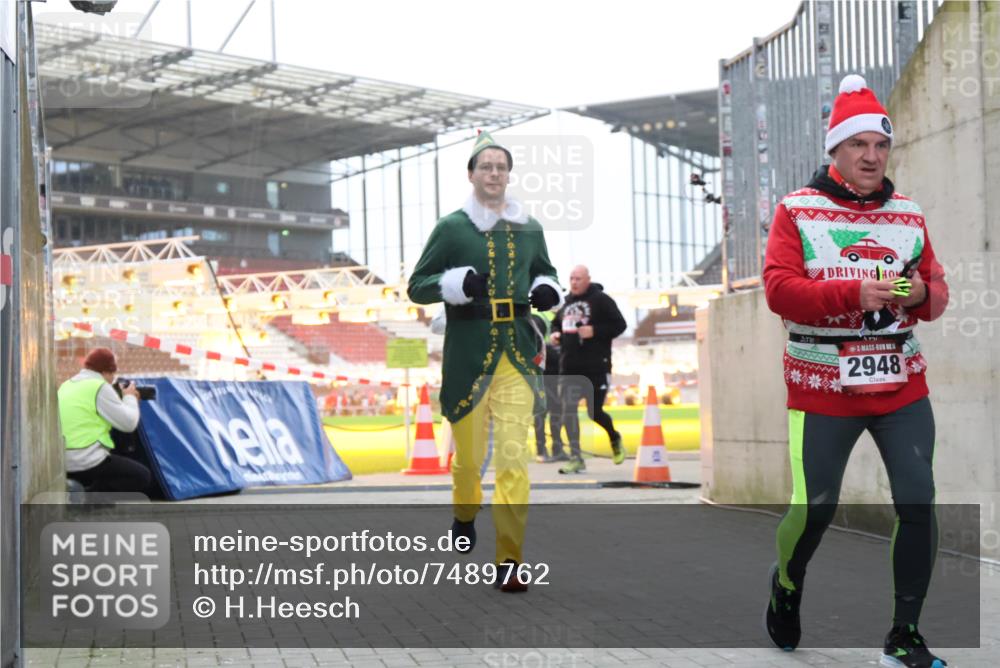 08.12.2024 - St. Pauli X-Mass-Run No. 14 H.Heesch http://msf.ph/oto/7489762 08.12.2024 10:04:14 Ziel 330, 624, 1678, 2094, 2663, 2759, 2848, 2955, 3062, 3063, 3082, 3169, 3179, 3180, 1565, 1788, 1870, 2219, 2819, 2933, 2948, 3071, 3169, 3180 meine-sportfotos.de