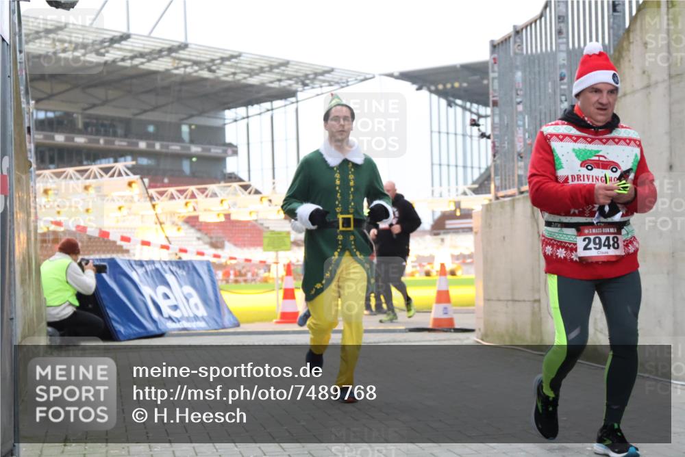 08.12.2024 - St. Pauli X-Mass-Run No. 14 H.Heesch http://msf.ph/oto/7489768 08.12.2024 10:04:14 Ziel 330, 624, 1678, 2094, 2663, 2759, 2848, 2955, 3062, 3063, 3082, 3169, 3179, 3180, 1565, 1788, 1870, 2219, 2819, 2933, 2948, 3071, 3169, 3180 meine-sportfotos.de