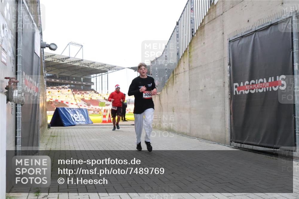 08.12.2024 - St. Pauli X-Mass-Run No. 14 H.Heesch http://msf.ph/oto/7489769 08.12.2024 09:56:08 Ziel 2911, 3094, 438, 1946, 3094 meine-sportfotos.de