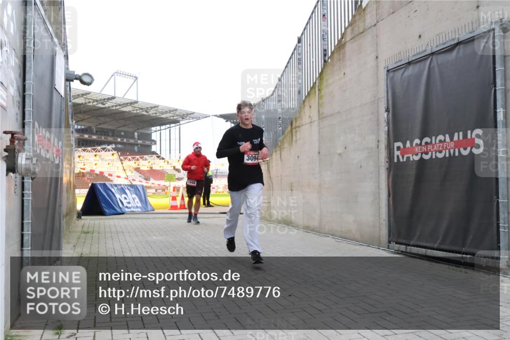 08.12.2024 - St. Pauli X-Mass-Run No. 14 H.Heesch http://msf.ph/oto/7489776 08.12.2024 09:56:08 Ziel 2911, 3094, 438, 1946, 3094 meine-sportfotos.de