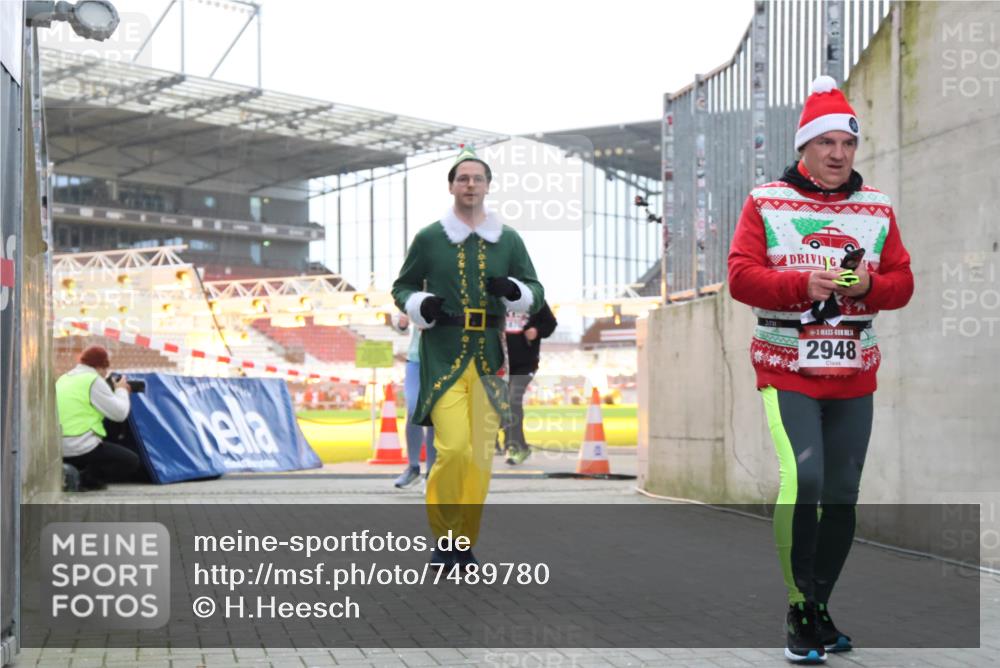 08.12.2024 - St. Pauli X-Mass-Run No. 14 H.Heesch http://msf.ph/oto/7489780 08.12.2024 10:04:14 Ziel 330, 624, 1678, 2094, 2663, 2759, 2848, 2955, 3062, 3063, 3082, 3169, 3179, 3180, 1565, 1788, 1870, 2219, 2819, 2933, 2948, 3071, 3169, 3180 meine-sportfotos.de