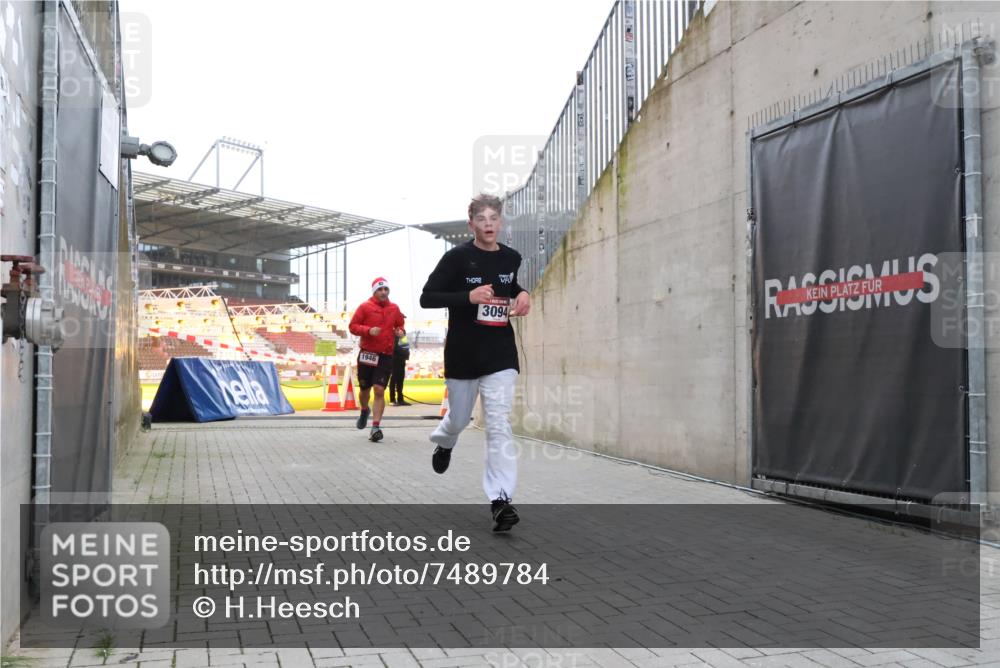 08.12.2024 - St. Pauli X-Mass-Run No. 14 H.Heesch http://msf.ph/oto/7489784 08.12.2024 09:56:08 Ziel 2911, 3094, 438, 1946, 3094 meine-sportfotos.de