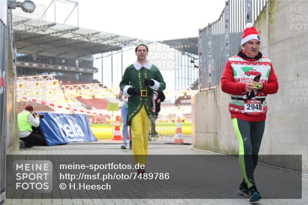 08.12.2024 - St. Pauli X-Mass-Run No. 14 H.Heesch http://msf.ph/oto/7489786 08.12.2024 10:04:14 Ziel 330, 624, 1678, 2094, 2663, 2759, 2848, 2955, 3062, 3063, 3082, 3169, 3179, 3180, 1565, 1788, 1870, 2219, 2819, 2933, 2948, 3071, 3169, 3180 meine-sportfotos.de