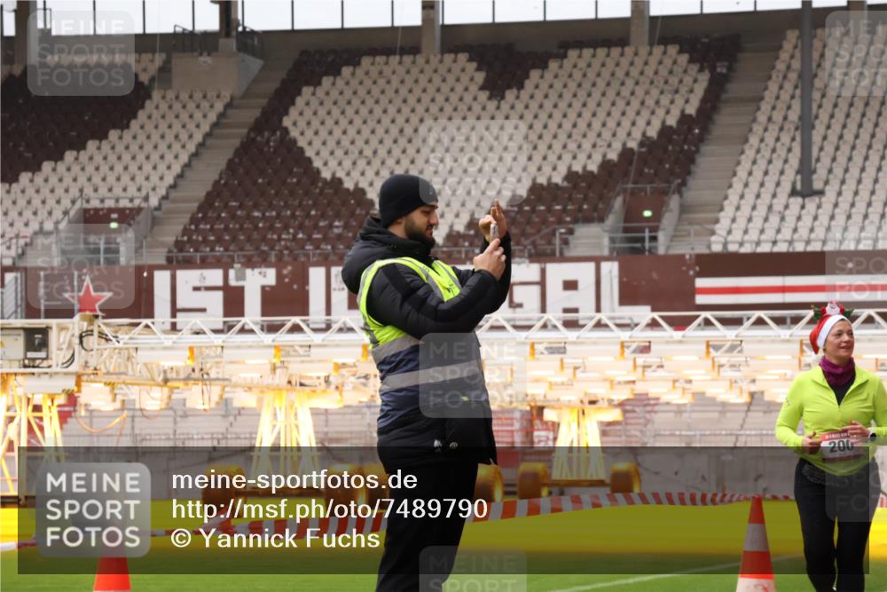 08.12.2024 - St. Pauli X-Mass-Run No. 14 Yannick Fuchs http://msf.ph/oto/7489790 08.12.2024 10:40:08 Ziel 105, 200, 493, 597, 640, 743, 1270, 2114, 2116, 2242, 2570, 2609, 2610, 2959 meine-sportfotos.de