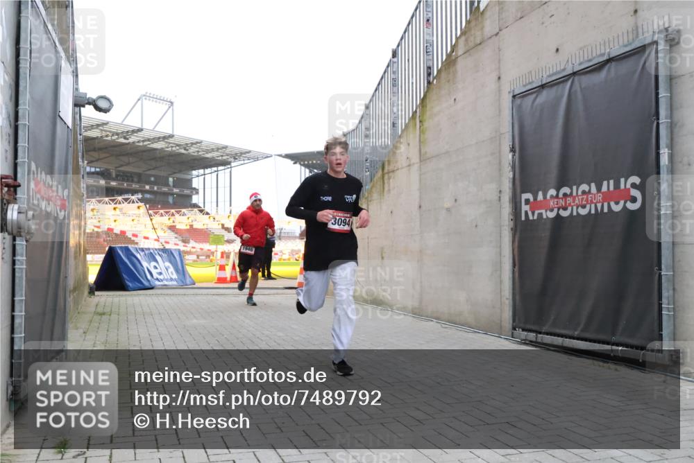 08.12.2024 - St. Pauli X-Mass-Run No. 14 H.Heesch http://msf.ph/oto/7489792 08.12.2024 09:56:08 Ziel 2911, 3094, 438, 1946, 3094 meine-sportfotos.de
