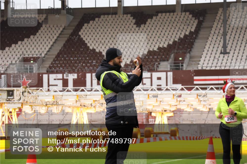 08.12.2024 - St. Pauli X-Mass-Run No. 14 Yannick Fuchs http://msf.ph/oto/7489797 08.12.2024 10:40:09 Ziel 105, 200, 263, 321, 375, 493, 597, 640, 743, 1270, 2114, 2116, 2242, 2570, 2609, 2610, 2959 meine-sportfotos.de