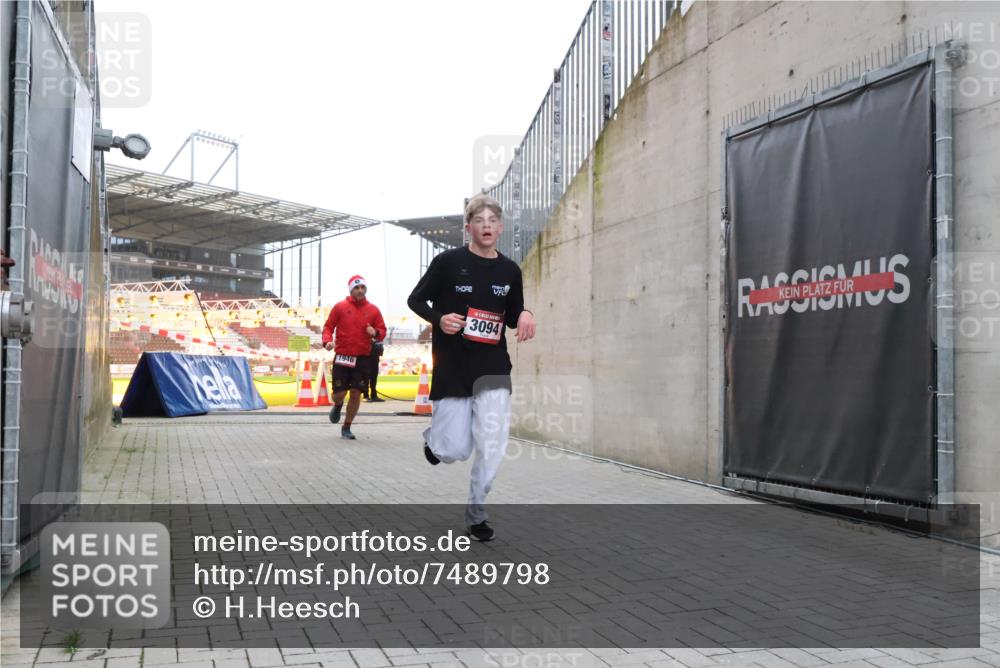 08.12.2024 - St. Pauli X-Mass-Run No. 14 H.Heesch http://msf.ph/oto/7489798 08.12.2024 09:56:08 Ziel 2911, 3094, 438, 1946, 3094 meine-sportfotos.de