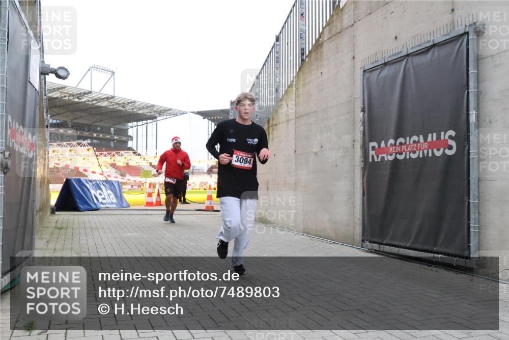 08.12.2024 - St. Pauli X-Mass-Run No. 14 H.Heesch http://msf.ph/oto/7489803 08.12.2024 09:56:08 Ziel 2911, 3094, 438, 1946, 3094 meine-sportfotos.de