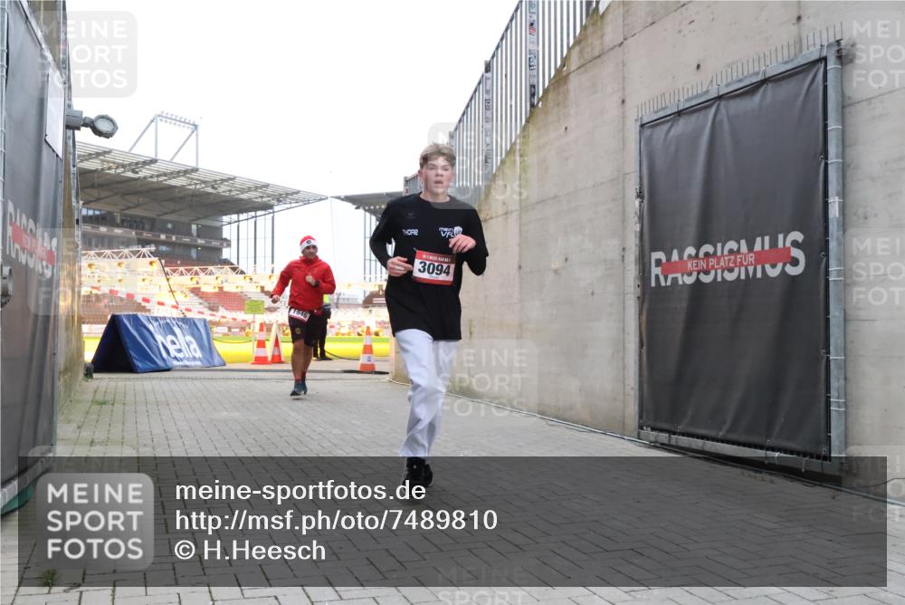 08.12.2024 - St. Pauli X-Mass-Run No. 14 H.Heesch http://msf.ph/oto/7489810 08.12.2024 09:56:08 Ziel 2911, 3094, 438, 1946, 3094 meine-sportfotos.de
