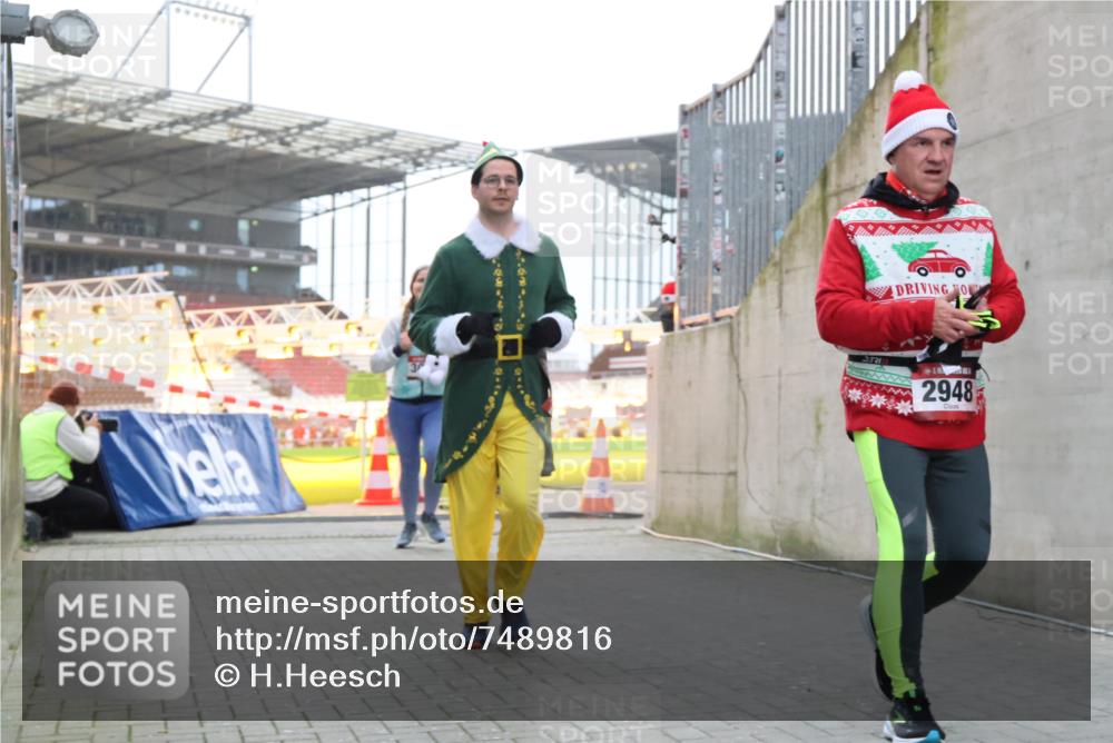 08.12.2024 - St. Pauli X-Mass-Run No. 14 H.Heesch http://msf.ph/oto/7489816 08.12.2024 10:04:15 Ziel 330, 624, 1678, 2094, 2759, 2848, 2948, 2955, 3062, 3063, 3082, 3169, 3179, 3180, 815, 1565, 1788, 1870, 2219, 2819, 2933, 2948, 3071 meine-sportfotos.de
