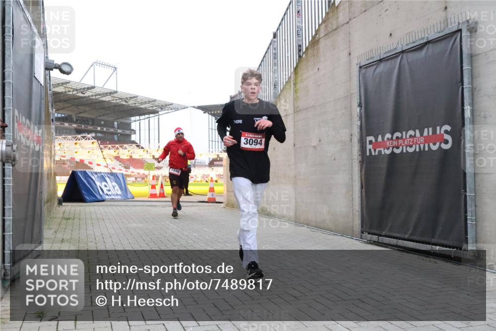 08.12.2024 - St. Pauli X-Mass-Run No. 14 H.Heesch http://msf.ph/oto/7489817 08.12.2024 09:56:08 Ziel 2911, 3094, 438, 1946, 3094 meine-sportfotos.de