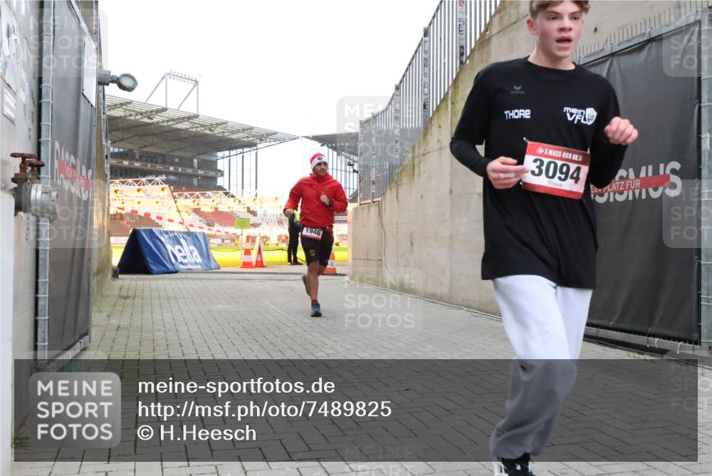 08.12.2024 - St. Pauli X-Mass-Run No. 14 H.Heesch http://msf.ph/oto/7489825 08.12.2024 09:56:09 Ziel 1946, 2911, 3094, 438, 1946, 3094 meine-sportfotos.de